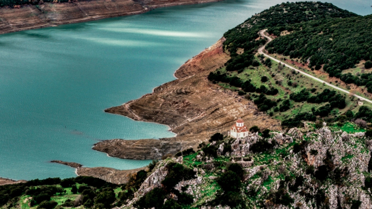 «Ανάσα» για τον Μόρνο: Τριπλασιάστηκαν τα αποθέματα νερού, βυθίστηκε ξανά το χωριό Κάλλιο, δείτε βίντεο