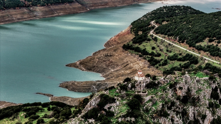 «Ανάσα» για τον Μόρνο: Τριπλασιάστηκαν τα αποθέματα νερού, βυθίστηκε ξανά το χωριό Κάλλιο, δείτε βίντεο