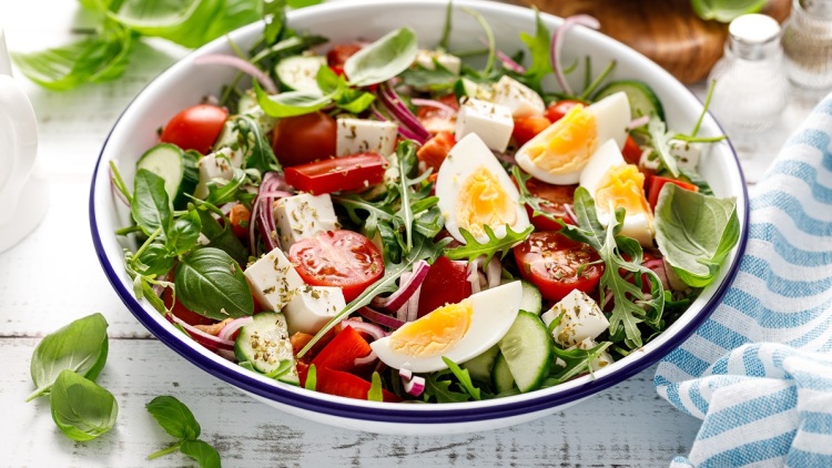 Πασχαλινό τραπέζι: 15 ιδέες για τις σαλάτες της μεγάλης γιορτής
