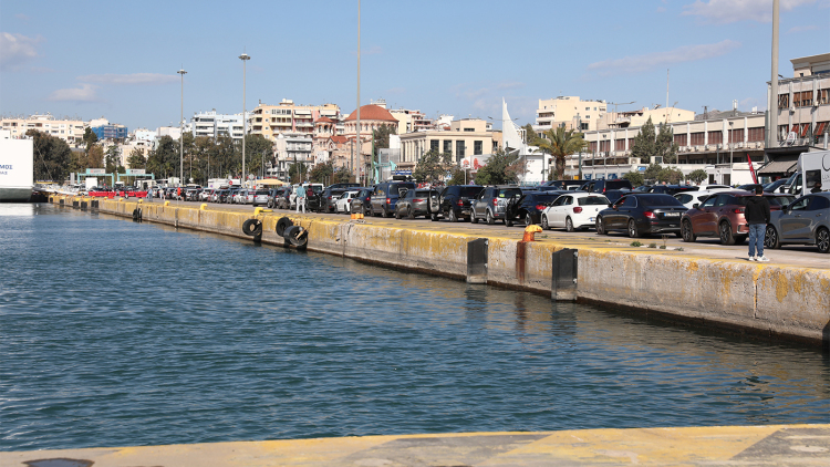 Αυτοκίνητο έπεσε στη θάλασσα στην Ακτή Ξαβέρη στον Πειραιά, σώος ο 54χρονος οδηγός
