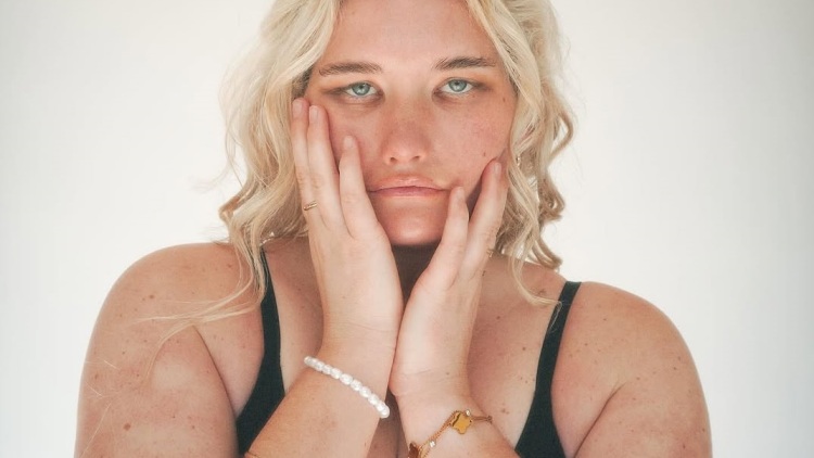 Το κορίτσι που δεν χαμογελάει ποτέ: 28χρονη Influencer μιλάει για τη ζωή της με το σπάνιο σύνδρομο Moebius
