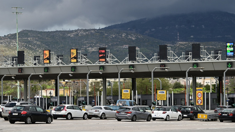 Εγκαταλείπουν το κλεινόν άστυ οι εκδρομείς του Πάσχα: Κίνηση σε εθνικές οδούς, λιμάνια και ΚΤΕΛ