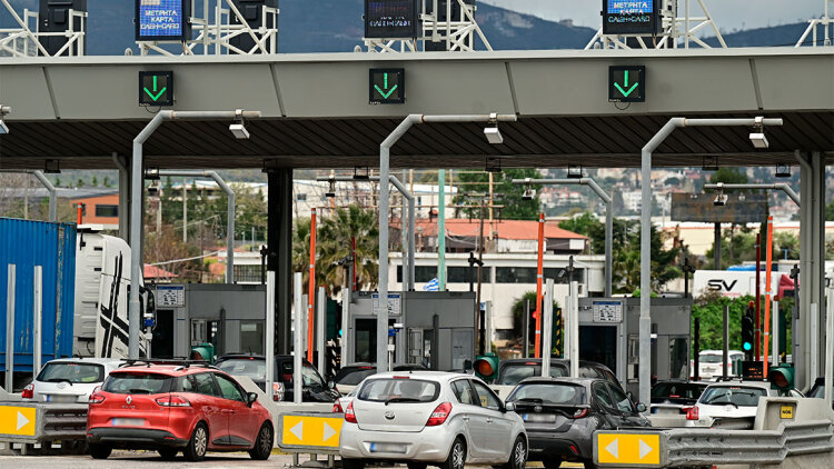 Live η κίνηση στους δρόμους: 30λεπτες καθυστερήσεις στην Αττική Οδό, κίνηση σε Κηφισό, Λεωφόρο Αθηνών και Πειραιά