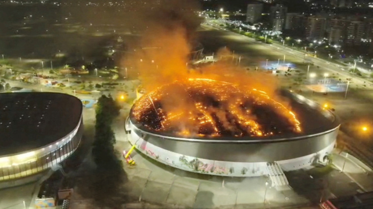 Παρανάλωμα του πυρός το ποδηλατοδρομίου στο Ολυμπιακό Πάρκο του Ρίο ντε Τζανέιρο, καταστράφηκε η οροφή του δείτε βίντεο από drone