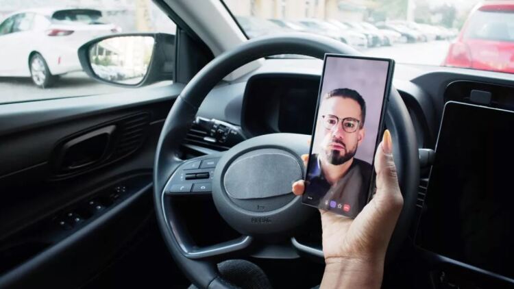 Η νέα επικίνδυνη συνήθεια που εκτοξεύει τα τροχαία
