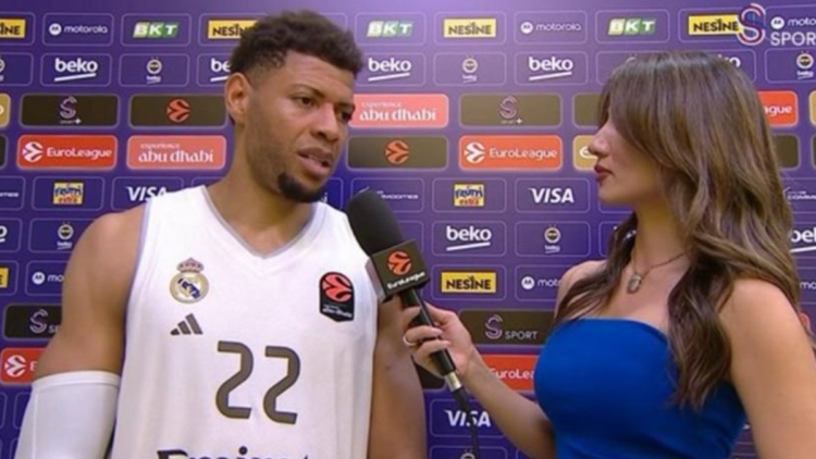 Η Ντενίζ Ακσόι ανέβηκε σε κουτί για να πάρει συνέντευξη από τον Ταβάρες