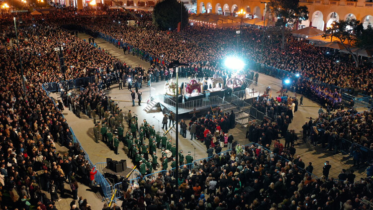 Σκηνικό κατάνυξης στη Θεσσαλονίκη με τους πέντε Επιταφίους να συναντιούνται στην πλατεία Αριστοτέλους