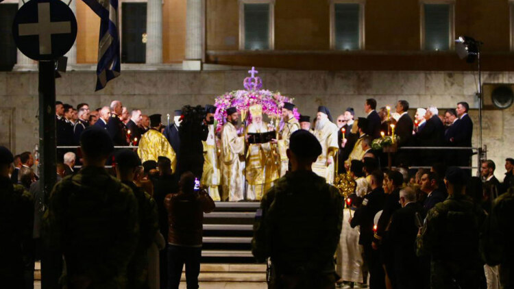 Πλήθος πιστών στην περιφορά του Επιταφίου της Μητρόπολης Αθηνών στο κέντρο της πόλης, δείτε βίντεο και φωτογραφίες