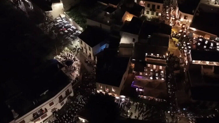 Εκατοντάδες πιστοί κατέκλυσαν τα σοκάκια της Πλάκας στις περιφορές Επιταφίων, δείτε βίντεο