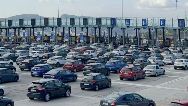 Φεύγουν και οι τελευταίοι εκδρομείς του Πάσχα, αυξημένη η κίνηση στην Εθνική Οδό Αθηνών - Κορίνθου, ουρές στα διόδια της Ελευσίνας