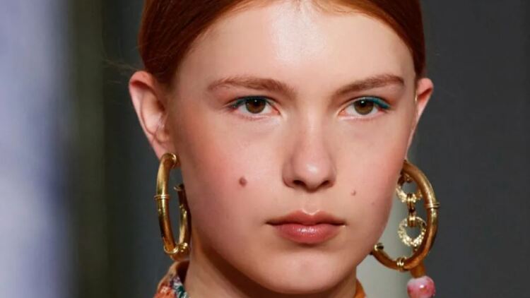 Οι χρωματιστές μάσκαρα είναι ο πιο εύκολος τρόπος να κάνετε πιο fun ένα μακιγιάζ
