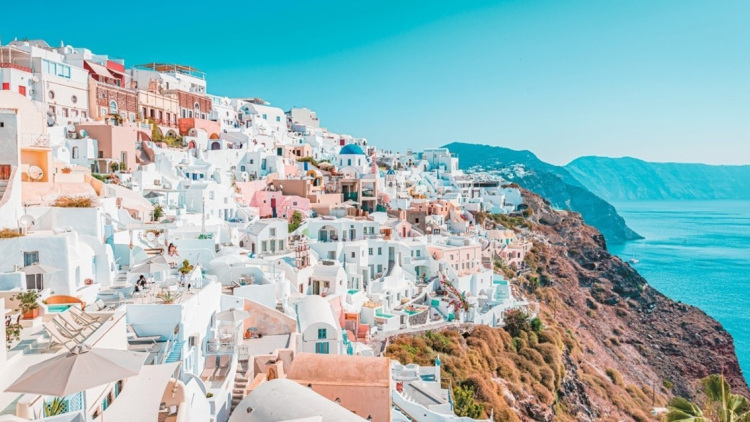 Ειδικό Χωροταξικό Πλαίσιο: Κόφτης 30% για τις τουριστικές κλίνες στις Κυκλάδες, φρένο και στα Airbnb