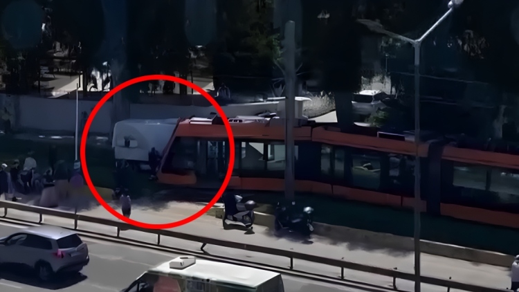 Τροχαίο ατύχημα στο Καλαμάκι: Φορτηγό έκανε όπισθεν και συγκρούστηκε με συρμό του τραμ, δείτε βίντεο