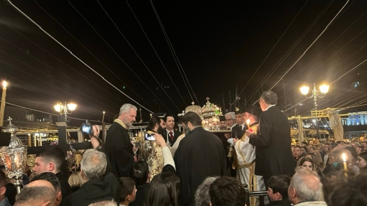 Με ευλάβεια η περιφορά των Επιταφίων στην Ύδρα, συναντήθηκαν στο λιμάνι του νησιού