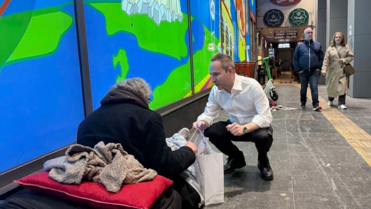 Κλιμάκιο της «Αποστολής» δίπλα σε αστέγους στην Αθήνα, δίνοντας δέματα αγάπης