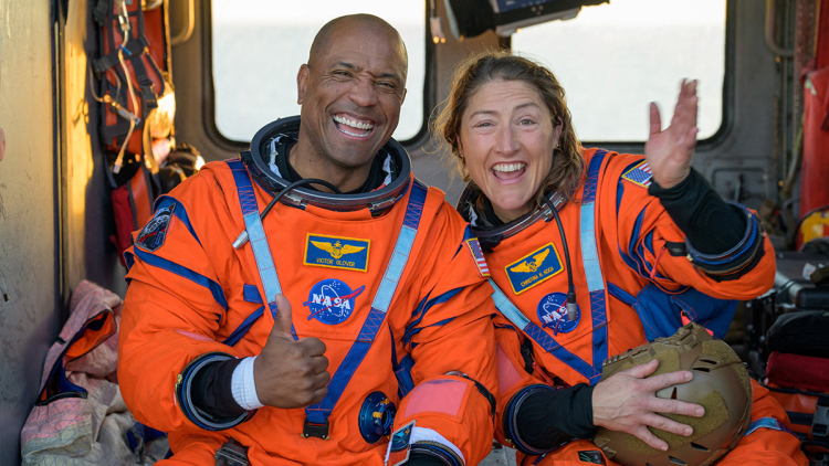 Εικόνες και βίντεο από την ιστορική επιστροφή της αποστολής Artemis II από τη Σελήνη: Ανοίγει ο δρόμος για τη μόνιμη παρουσία του ανθρώπου στο Διάστημα