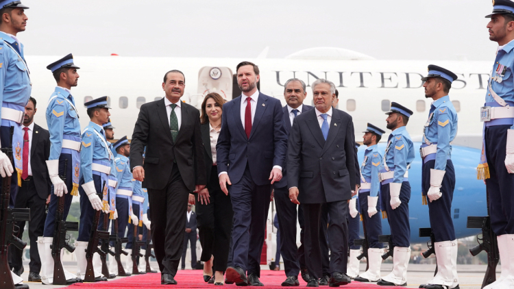 Οι 2+1 φάσεις των διαπραγματεύσεων μεταξύ ΗΠΑ και Ιράν για το μέλλον του πολέμου: Ξεκινούν το απόγευμα οι συνομιλίες στο Ισλαμαμπάντ