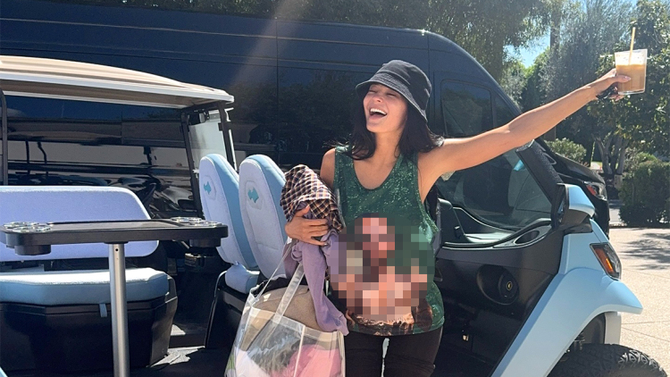 Η Κάιλι Τζένερ φόρεσε μπλουζάκι Τζάστιν Μπίμπερ με ακατάλληλη χειρονομία