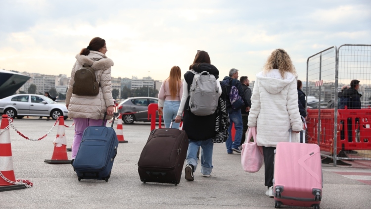 Απο Πειραιά και Ραφήνα αναχωρούν σήμερα οι τελευταίοι εκδρομείς του Πάσχα: Σχεδόν 80.000 οχήματα εγκατέλειψαν την Αθήνα χθες