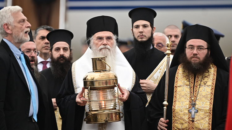 Έφτασε στην Αθήνα το Άγιο Φως από την Ιερουσαλήμ - Δείτε live