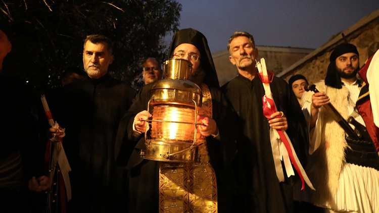 Έφτασε στο Μετόχι του Παναγίου Τάφου στην Πλάκα το Άγιο Φως και από εκεί μεταφέρεται σε όλη την Ελλάδα, δείτε live