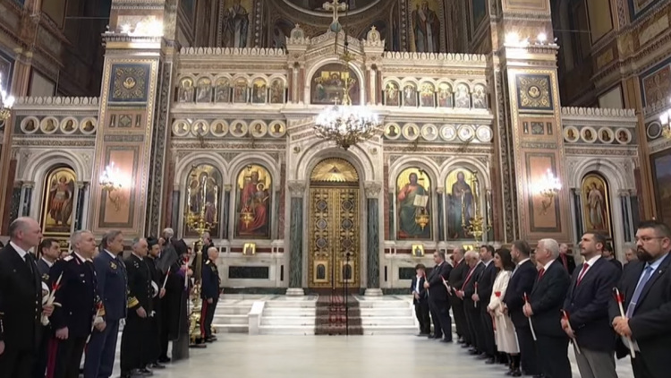Με κατάνυξη οι Έλληνες στις εκκλησίες για την Ανάσταση, δείτε live τη λειτουργία στη Μητρόπολη Αθηνών 