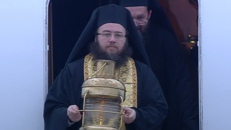 Έφτασε στην Αθήνα το Άγιο Φως από την Ιερουσαλήμ - Δείτε live