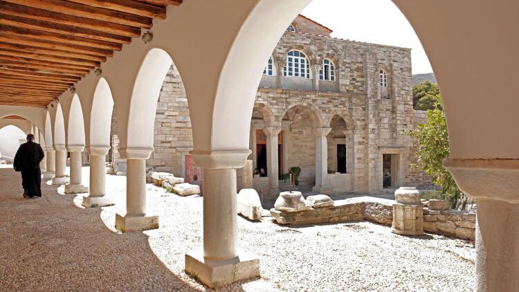 Αποστολή στην Πάρο: Η Μεγάλη Εβδομάδα στο νησί μέσα από 40 φωτογραφίες
