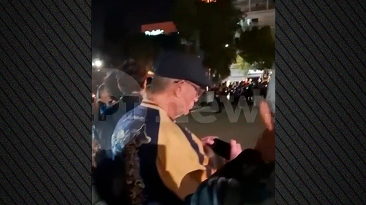 Ο Ντάνιελ Κρεγκ στην περιφορά του Επιταφίου στον Άγιο Κωνσταντίνο της Γλυφάδας, δείτε βίντεο