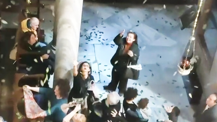 Πρώτη Ανάσταση στην Κωνσταντινούπολη: Κατανυκτική ατμόσφαιρα στον Ιερό Ναό της Αγίας Τριάδας, δείτε βίντεο
