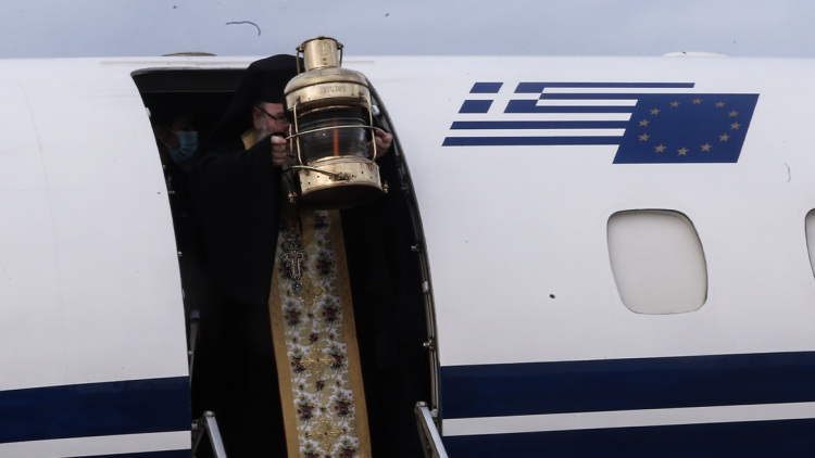 Έφτασε στην Αθήνα το Άγιο Φως από την Ιερουσαλήμ - Δείτε live