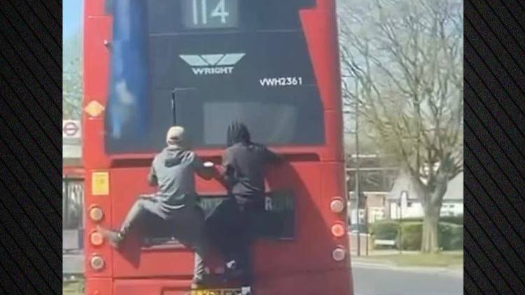 Λαθρεπιβάτες στη Βρετανία κρέμονται στο πίσω μέρος λεωφορείου ενώ είναι εν κινήσει, δείτε βίντεο