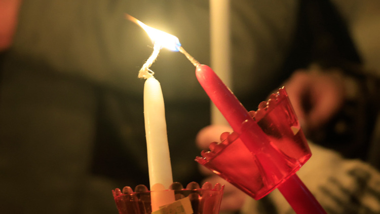 Με κατάνυξη οι Έλληνες στις εκκλησίες για την Ανάσταση, δείτε live τη λειτουργία στη Μητρόπολη Αθηνών 