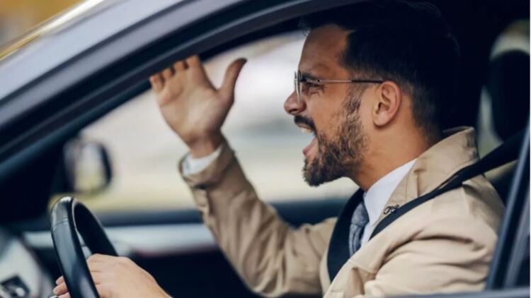 4+1 κακές οδηγικές συνήθειες που όλοι έχουμε
