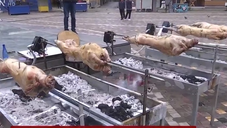 Μύρισε οβελίας από νωρίς στην Αθήνα: Στήθηκαν σούβλες με αρνί και κοκορέτσι στην πλατεία στο Μοναστηράκι, δείτε βίντεο