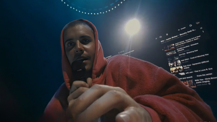 Απογοητευμένοι οι φαν του Τζάστιν Μπίμπερ: Με φούτερ και κουκούλα στο Coachella, έβαζε τραγούδια από YouTube μέσω laptop