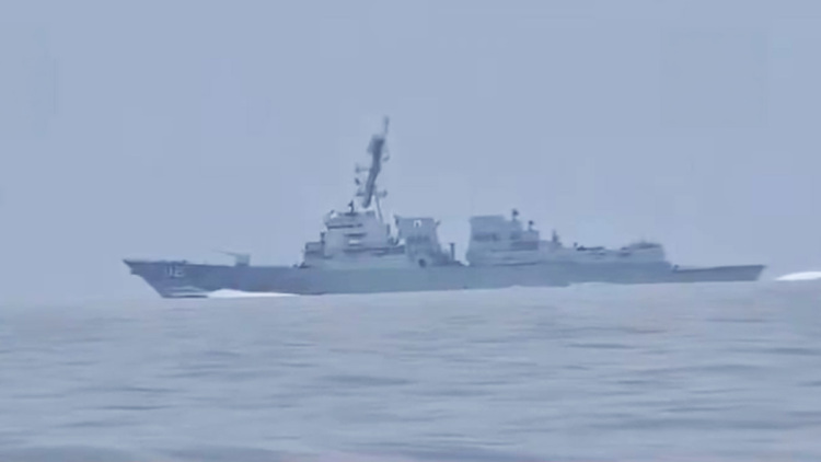 Δείτε βίντεο: Το ιρανικό ναυτικό υποχρεώνει αμερικανικό αντιτορπιλικό που μπήκε στα Στενά του Ορμούζ σε αλλαγή πορείας