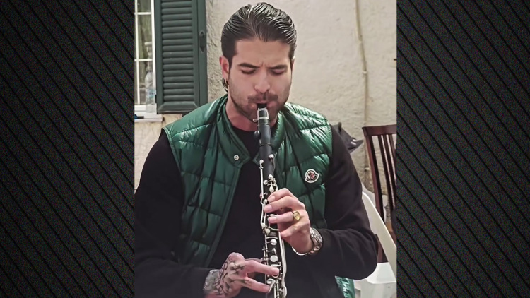 Ο Άρης Μουγκοπέτρος παίζει ξανά κλαρίνο έναν χρόνο μετά τον σοβαρό τραυματισμό