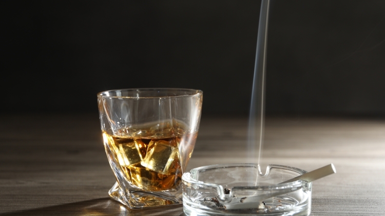 «Μεγάλος αδελφός» για τσιγάρα και ποτά: Τι αλλάζει από 16 Απριλίου