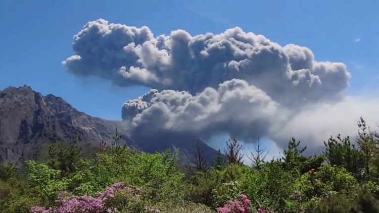 Ιαπωνία: Το ηφαίστειο Σακουρατζίμα «βρυχάται» ξανά με εκτόξευση τέφρας και στήλες καπνού χιλιάδων μέτρων