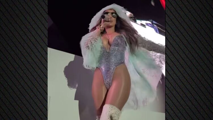 Η Τζένιφερ Λόπεζ εμφανίστηκε στο Coachella με ασημένιο κορμάκι και πουπουλένιο πανωφόρι: Ευτυχισμένη αυτή η περίοδος της ζωής μου, έγραψε