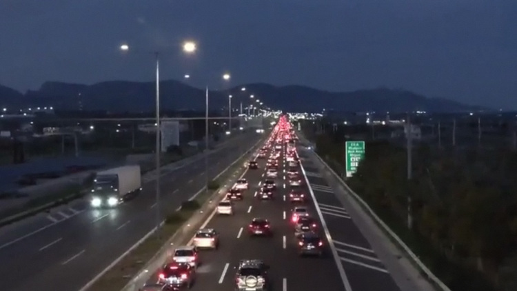 Συνεχίζεται η ταλαιπωρία στις Εθνικές Οδούς: Με χαμηλές ταχύτητες κινούνται τα οχήματα στην Αθηνών - Κορίνθου, καθυστερήσεις και στην Αθηνών - Λαμίας