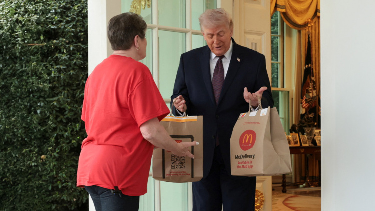 Ο Τραμπ παρήγγειλε το αγαπημένο του fast-food στον Λευκό Οίκο, έδωσε φιλοδώρημα 100 δολάρια στη διανομέα, βίντεο και φωτογραφίες