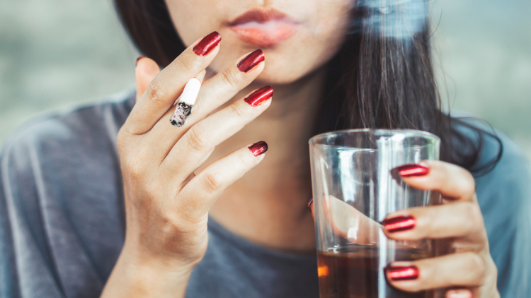 «Μεγάλος αδελφός» για τσιγάρα και ποτά: Τι αλλάζει από 16 Απριλίου