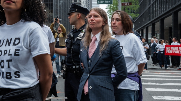 Δεκάδες διαδηλωτές υπέρ των Παλαιστινίων συνελήφθησαν στη Νέα Υόρκη, ανάμεσά τους και η Τσέλσι Μάνινγκ