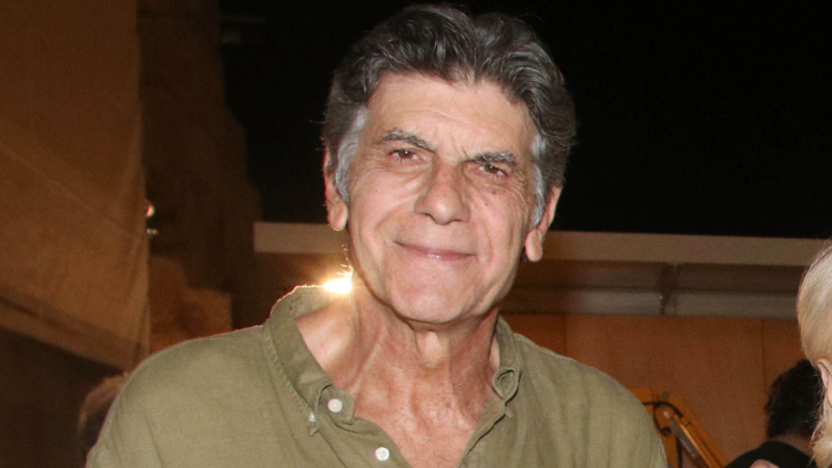 Γιάννης Μπέζος: Οι άνθρωποι της γενιάς μου δεν πρέπει να καταφεύγουν στη λογική «γινόμαστε και εμείς νέοι», αυτά είναι γελοία πράγματα
