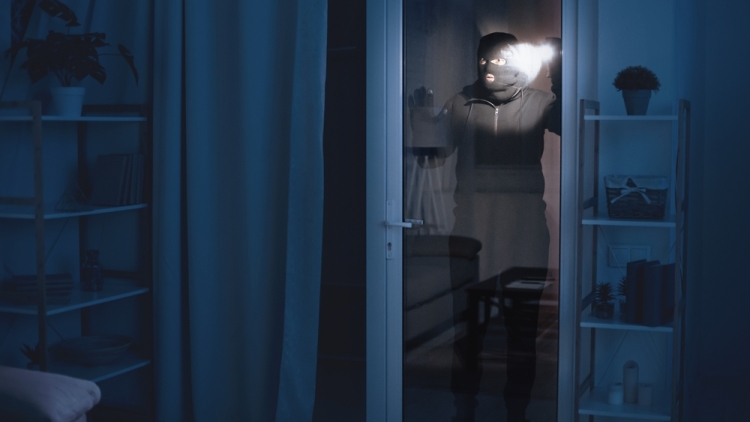 Λάρισα: Ατζαμής διαρρήκτης ξέχασε το τσαντάκι του στη βεράντα και ταυτοποιήθηκε από την Αστυνομία