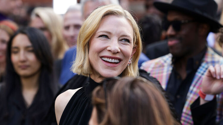 Η άσεμνη χειρονομία που έκανε η Κέιτ Μπλάνσετ στα Βραβεία Ολιβιέρ - Δείτε το βίντεο