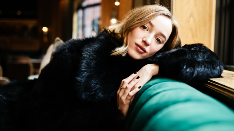 Phoebe Dynevor: Η ηθοποιός του Bridgerton αποκαλύπτει γιατί δεν έχει επιστρέψει στη σειρά μετά το τέλος της πρώτης σεζόν
