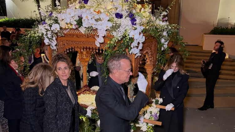 Ο Τομ Χανκς κράτησε τον Επιτάφιο σε εκκλησία στο Λος Άντζελες, δείτε φωτογραφία